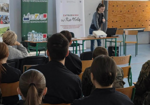 Uczniowie i policjantka