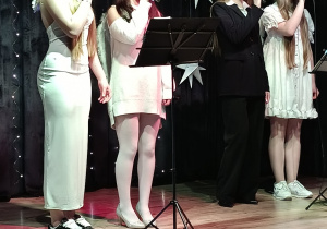 Uczennice śpiewają kolędy