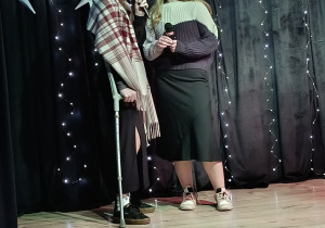 Dwie uczennice na scenie