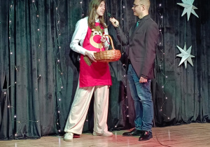 Dwie osoby na scenie