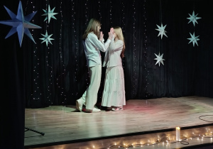 Uczeń i uczennica na scenie