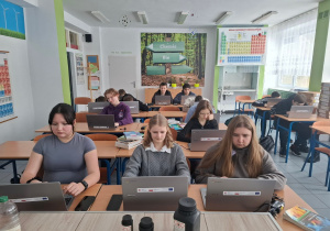 Uczniowie przy komputerach