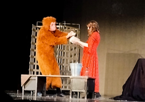 Dwoje aktorów na scenie