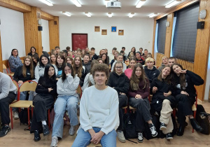 Reżyser Rafał Łysak i uczniowie