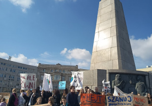Uczniowie na Placu Wolności