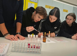 Uczniowie w trakcie doświadczeń chemicznych