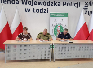 Strony skłądają podpisy pod porozumieniem