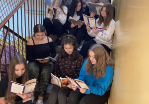 schody - uczniowie czytają na przerwie w ramach akcji "przerwa na czytanie"