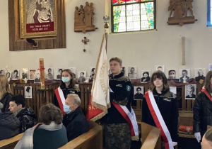 zdjęcie z uroczystości w kościele- sztandar szkoły