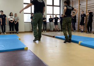 zajęcia na sali gimnastycznej z funkcjonariuszami Straży Granicznej
