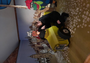 Zwiedzanie wystawy „Pałac pełen bajek” dotyczącej polskich filmów animowanych dla dzieci.
