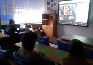 Uczniowie w klasie podczas wspólnego projektu z szkołą w Indiach prowadzonego online.