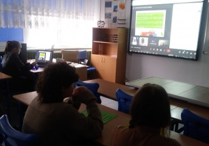 Uczniowie w klasie podczas wspólnego projektu z szkołą w Indiach prowadzonego online.