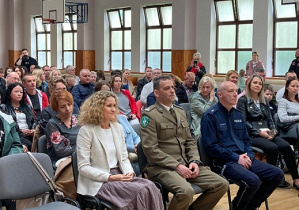 Goście zgromadzeni na uroczystości Dnia Kadeta m.in. przedstawiciele Straży Granicznej i Policji oraz rodzice.