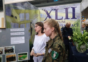 Uczennice na tle stoiska na Łódzkich Targach Edukacyjnych