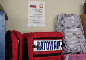 Plecak ratowniczy oraz informacja o udziale w projekcie Ochrony Ludności i Obrony Cywilnej.